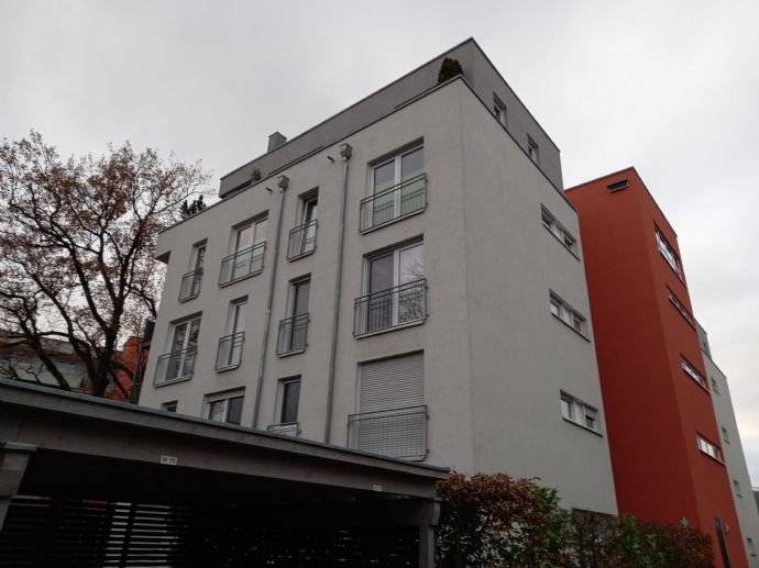 Luxuriöse, loftartige, individuelle 2 Zimmer Wohnung mit großem Balkon, Einbauküche und Carport