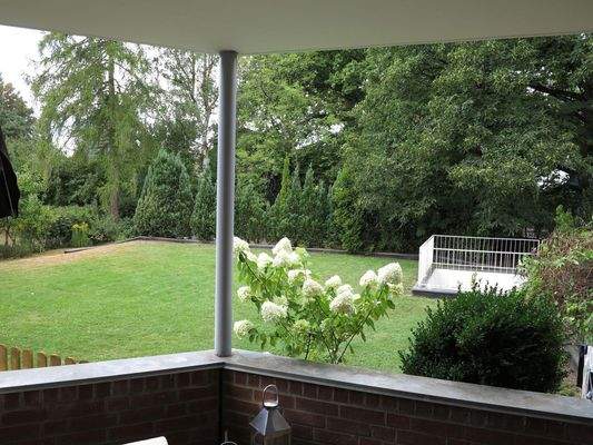 Terrasse mit Zugang zum Garten