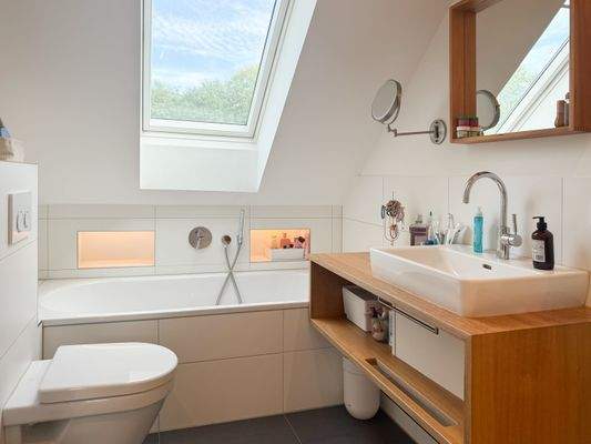 Bad mit Badewanne und Dusche im OG