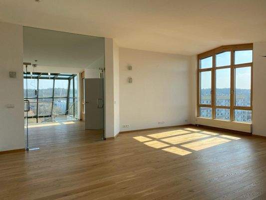 großes helles Wohnzimmer