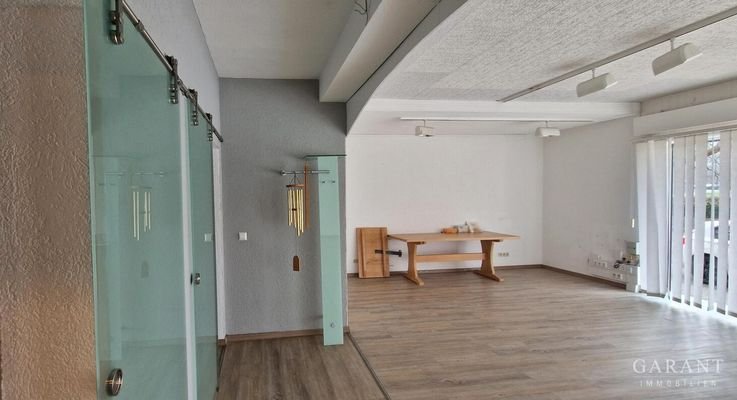 Blick-vom-Flur-in-den-Laden