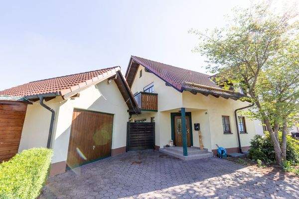 Garage mit Eingangsbereich.jpg