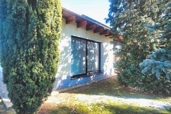 Großzügiges Fenster mit direktem Gartenblick