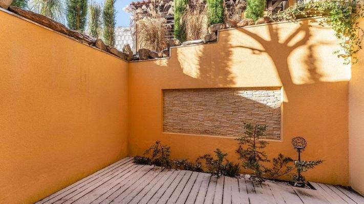 Terrasse/Lichthof/Atrium beim Hobbyraum/Wohnzimmer im Untergeschoss