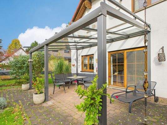 Terrasse mit Glasüberdachung und elektrischer Markise