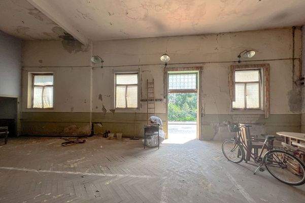 Saalfensterfront zur Straße