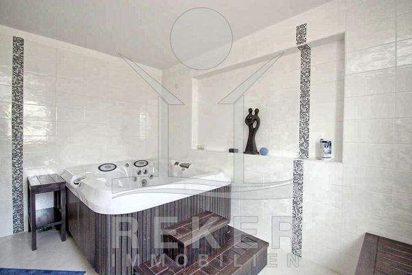 Luxuriöses Bad mit Wellness-Ambiente