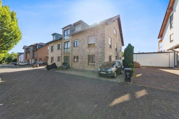 Außenansicht mit Stellplatz