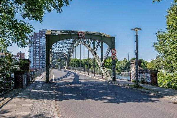 Eiswerderbrücke zum Festland