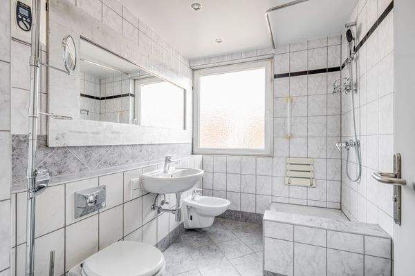 Tagesbelichtetes Duschbadezimmer