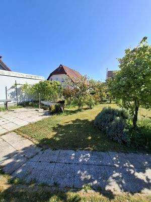 Garten mit vielfältigen Obst- und Ziersträuchern