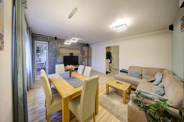 Wohnzimmer mit Zugang zum Balkon