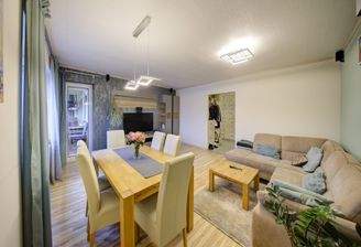 Wohnzimmer mit Zugang zum Balkon