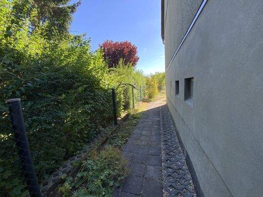 seitlicher Zugang zum Garten