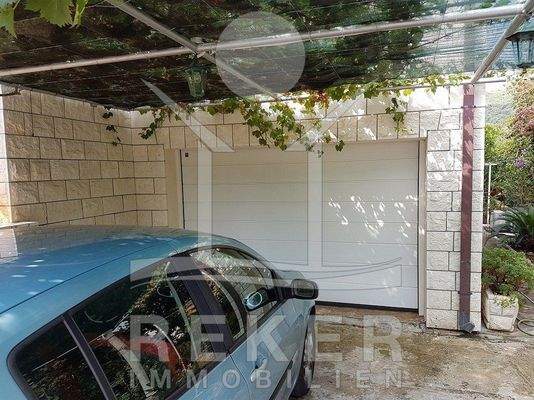 Eine Garage so dicht am Meer ist eine echte Seltenheit. Die Villa bietet sie Ihnen.