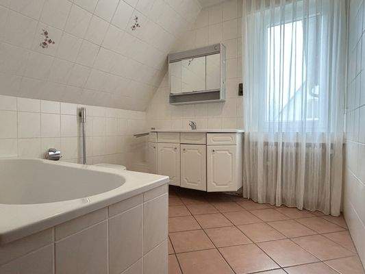 Bad mit Wanne im Dachgeschoss