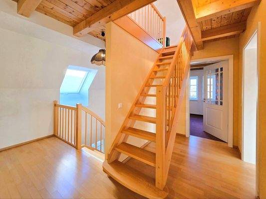 Flur und Treppe zum Dachgeschoss OG