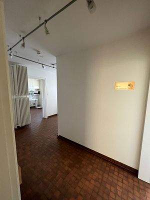 Praxis Flur mit Beleuchtungssystem.jpg