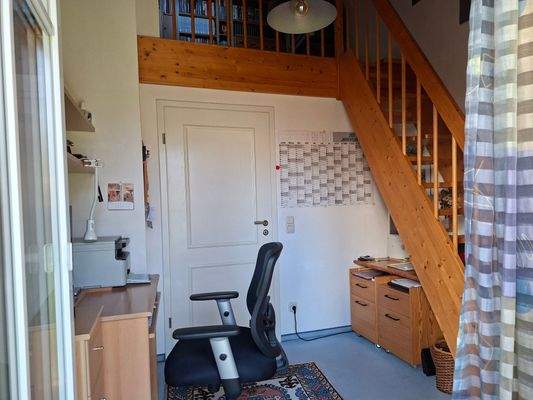 OG Kl. Büro mit Raumspartreppe  zur  DG Galerie.jpg