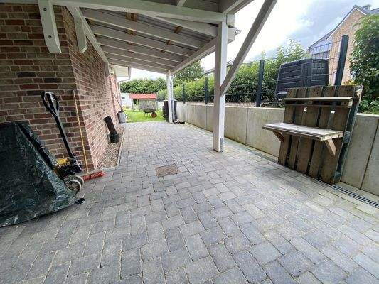 Carport geht bis hinters Haus