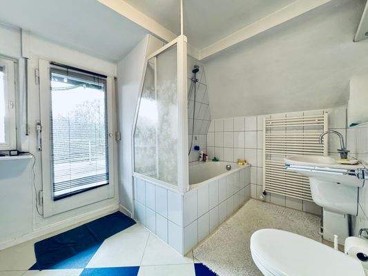 DG Wannenbad mit Zugang auf die Dachterrasse