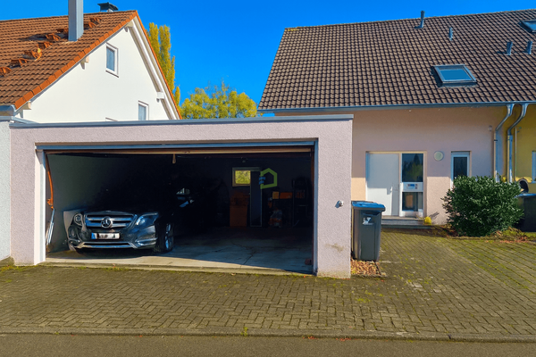 Hauseingang mit Garage