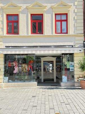 Ladenfläche Theresienplatz (1).JPG