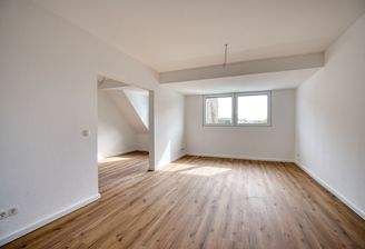 Wohnzimmer mit Durchgang zur Küche