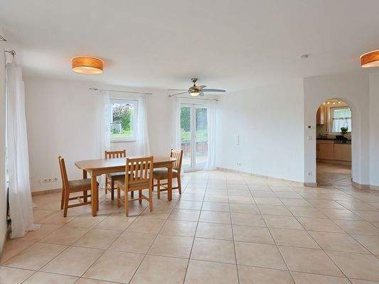 Essbereich mit Terrassenzugang und Blick zur Küche