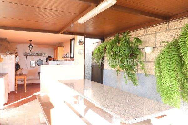 Überdachte Außenküche am Garten