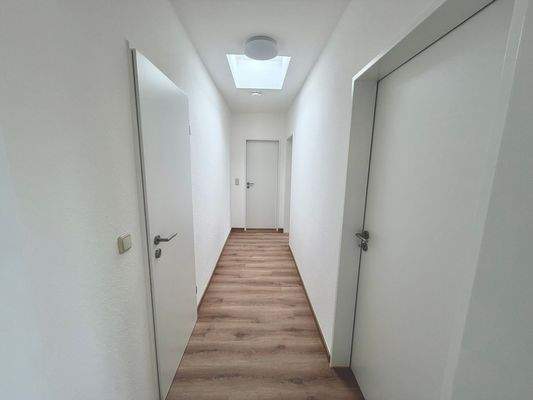 Heller Flur mit Holzboden