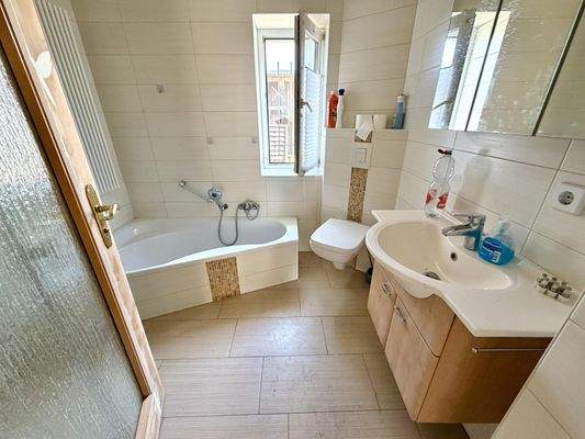 Badezimmer mit Badewanne und Dusche