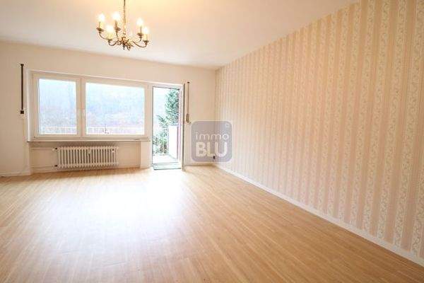 Wohn-Esszimmer mit Fernblick und Balkon