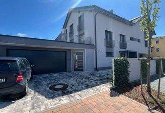 Aussenansicht mit Garagen