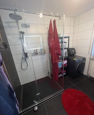 Tageslichtbad mit bodengleicher Dusche