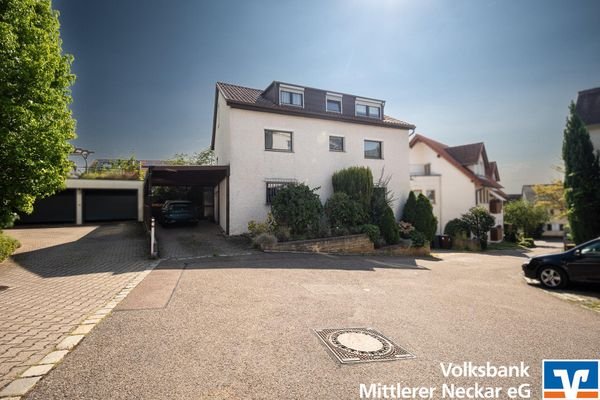 Außenansicht mit Carport