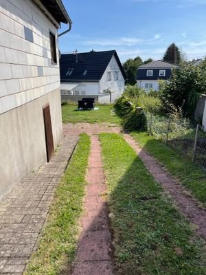 Zufahrt Garten neben Haus.jpg