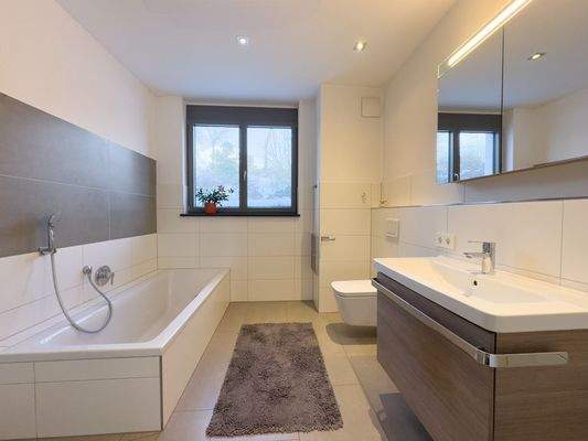 Badezimmer mit Dusche und Wanne