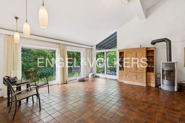 Lichtdurchflutetes Wohnzimmer