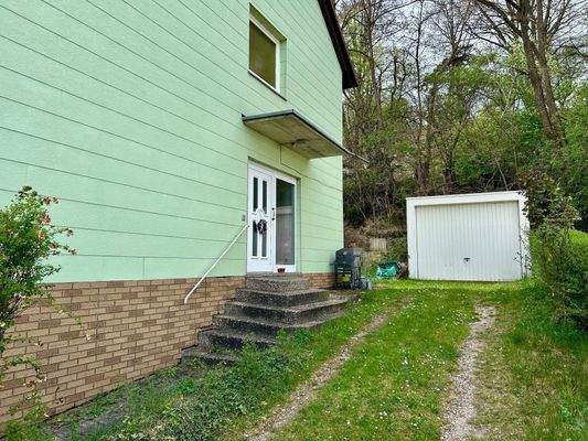 überdachter Hauseingang mit Einzelgarage