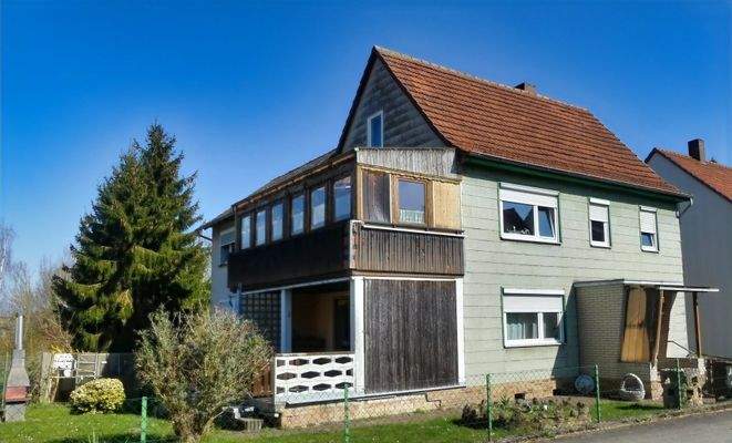 Straßenansicht Eingang und Seite links