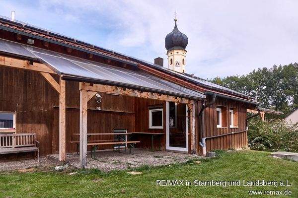 Westansicht auf Pergola, West-Terrasse und Sommergartenhaus