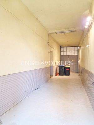 Garage mit Zugang zum Haus und Durchfahrt Terrasse/Garten