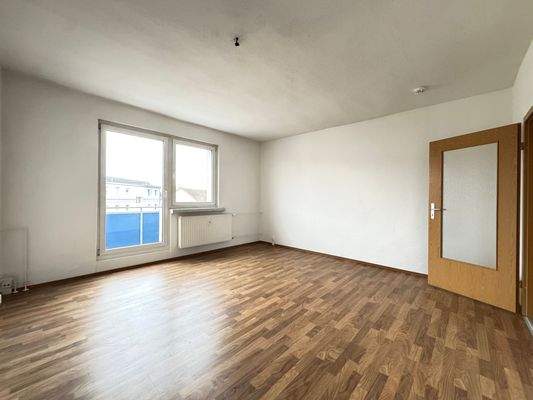 Wohnzimmer mit Balkon