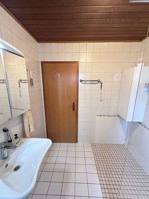 Bad mit bodengleicher Dusche EG