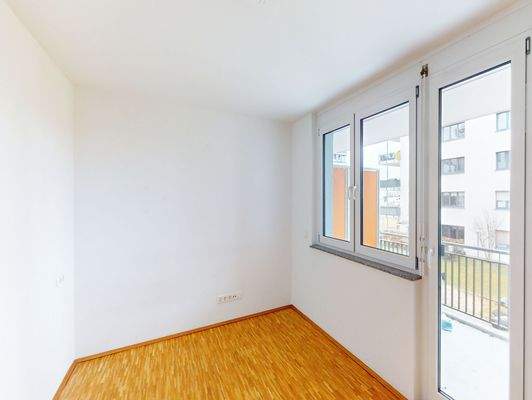 weiteres Schlafzimmer mit Zugang zum Balkon