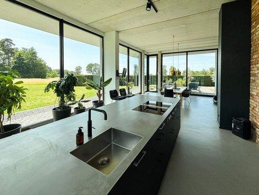 Küche mit Gartenblick