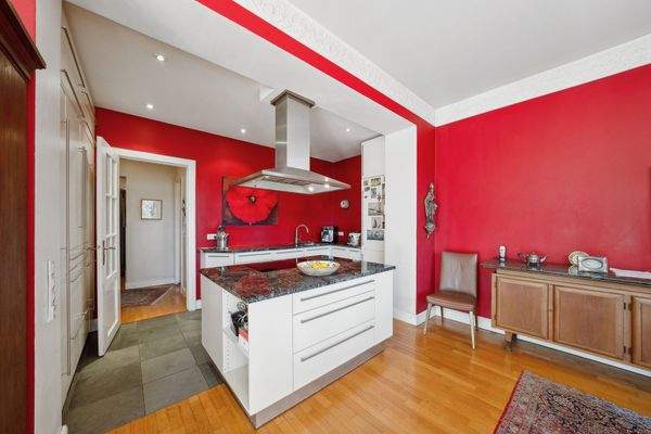 Ein Ort für Genuss - die offene Küche als Mittelpunkt  des Wohnens.