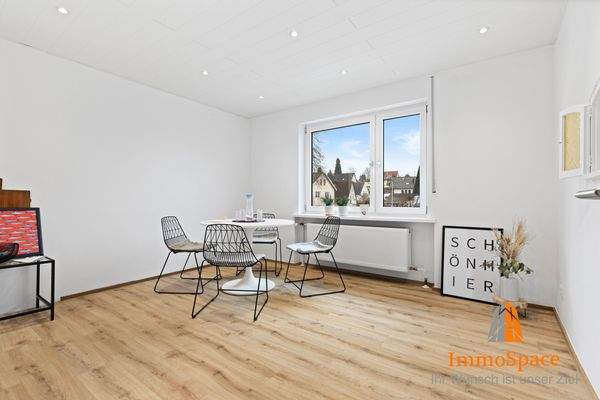 Blick in den Essbereich mit Durchreiche