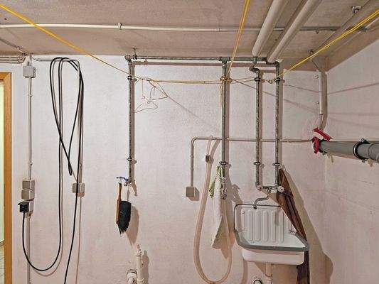 Waschküche und Technikraum Gegenrichtung mit Waschmaschinen- Trockneranschluss 